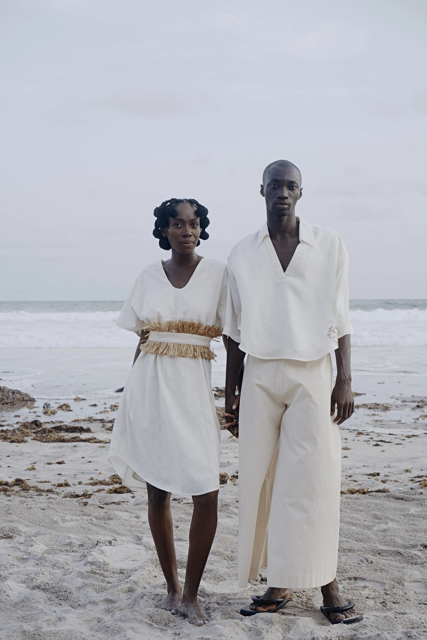 Une image artistique intitulée 'L'Homme en Top de l'Amour et la Femme en Dress Virgina Ivory Shorts sur la plage par Philippe Galowich'. Cette œuvre représente un homme portant un haut avec une symbolique de l'amour, tandis qu'une femme est vêtue d'une robe courte de couleur ivoire appelée 'Virgina Ivory Shorts'. Ils se tiennent ensemble sur une plage, évoquant des thèmes de l'amour, de la mode et de la beauté.