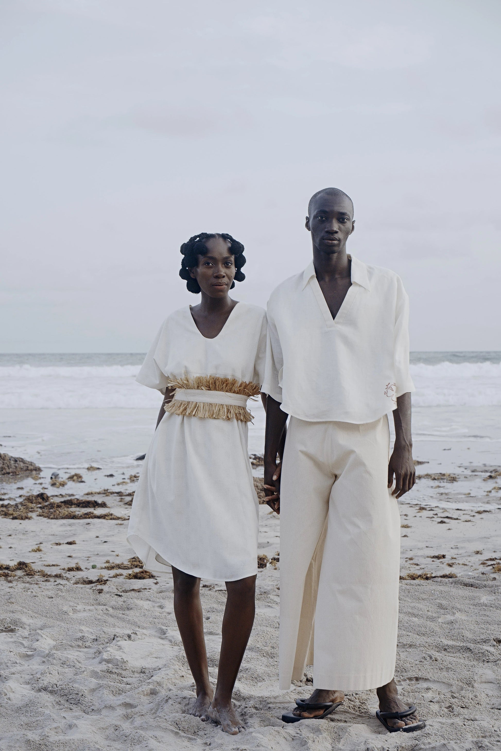 Une image artistique intitulée 'L'Homme en Top de l'Amour et la Femme en Dress Virgina Ivory Shorts sur la plage par Philippe Galowich'. Cette œuvre représente un homme portant un haut avec une symbolique de l'amour, tandis qu'une femme est vêtue d'une robe courte de couleur ivoire appelée 'Virgina Ivory Shorts'. Ils se tiennent ensemble sur une plage, évoquant des thèmes de l'amour, de la mode et de la beauté.
